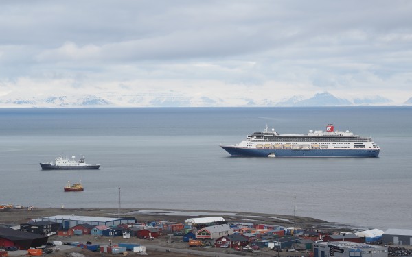 cruiseskip ved Longyearbyen
