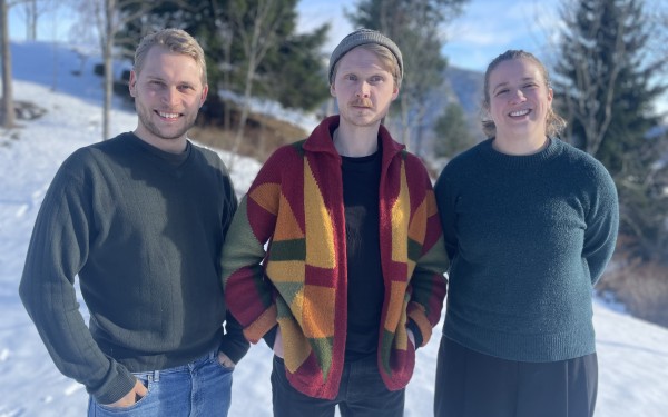 Tre unge forskarar utandørs