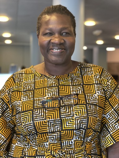 Kvinneleg forskar i afrikansk bluse