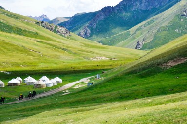 Graskledde bakkar og telt, fjell bak, Kirgisistan