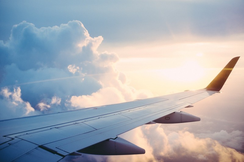 Flyvenge i lufta - sol og skyer bak